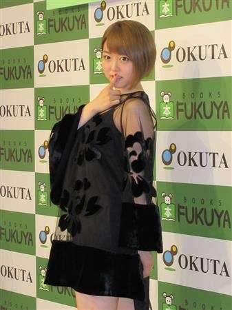 AKB48峯岸みなみ、童顔卒業?妖艶“大人”ショット反響「美しい」