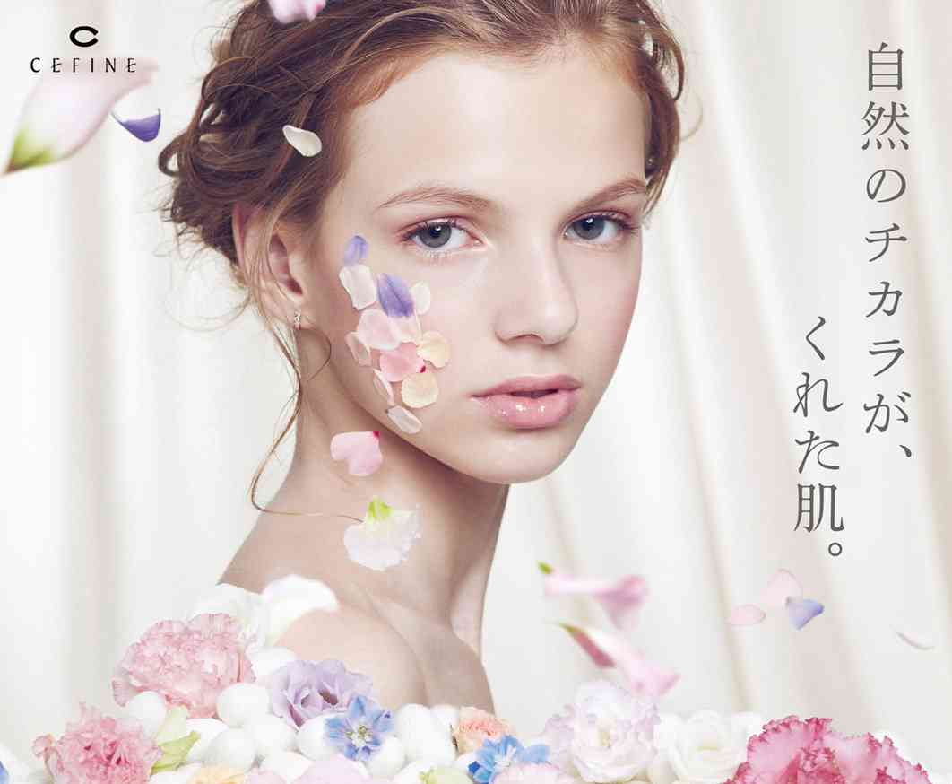 化粧品ポスターを貼って鑑賞するトピ