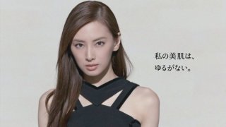 化粧品ポスターを貼って鑑賞するトピ