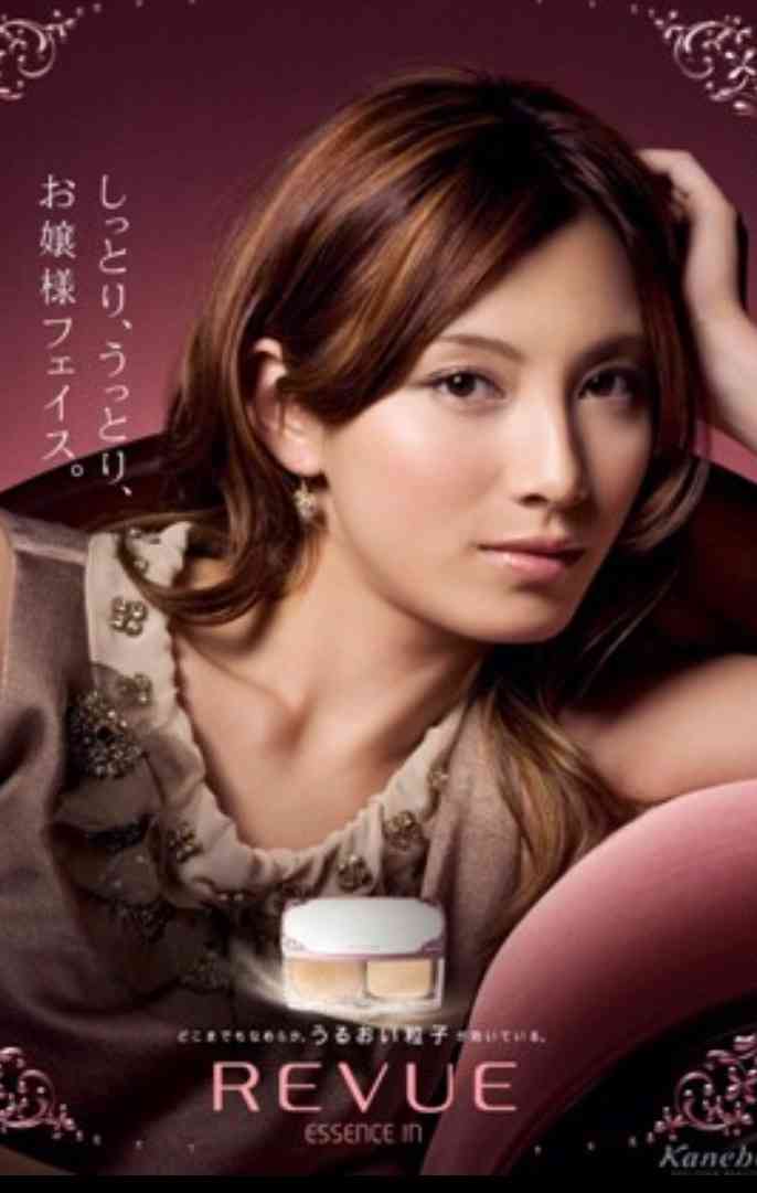 化粧品ポスターを貼って鑑賞するトピ