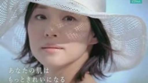 化粧品ポスターを貼って鑑賞するトピ