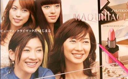 化粧品ポスターを貼って鑑賞するトピ