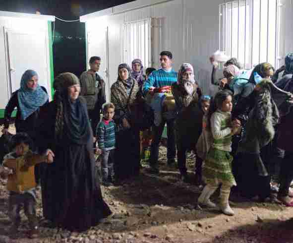 シリア難民、300人規模で受け入れへ　政府、定住に道