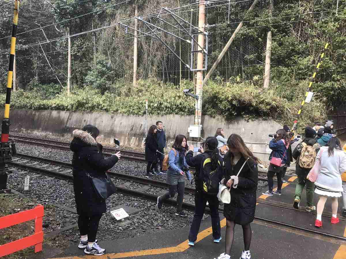 【酷すぎ】松本伊代が侵入した線路「観光名所化！」観光客殺到で線路に入り放題！と話題に