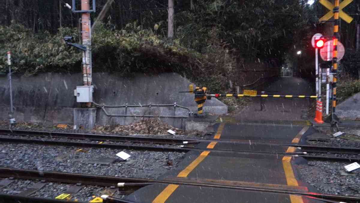 【酷すぎ】松本伊代が侵入した線路「観光名所化！」観光客殺到で線路に入り放題！と話題に