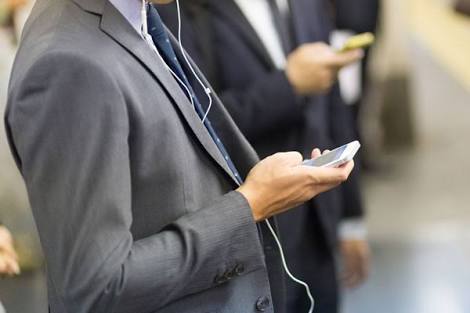 満員電車でスマホをいじる人への不満爆発「そこまでしていじりたい?」