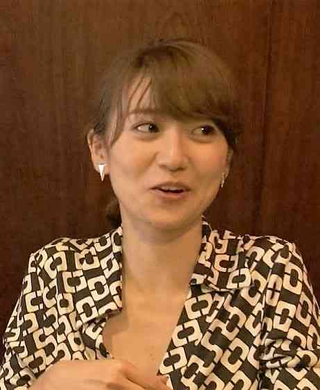 大島優子、クラゲに見入るめがね姿が幻想的 峯岸みなみと水族館デート