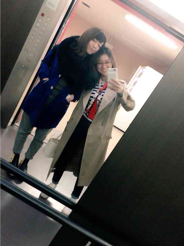 大島優子、クラゲに見入るめがね姿が幻想的 峯岸みなみと水族館デート