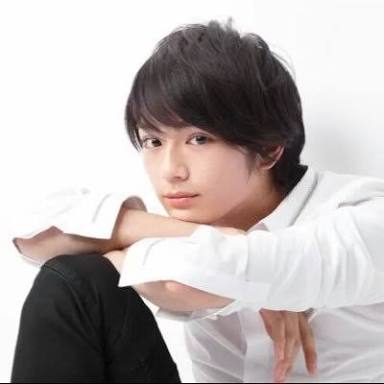 真剣佑、黒髪ショートヘアに大反響!「かっこよすぎた」「男臭くなった」
