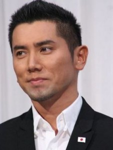 真剣佑、黒髪ショートヘアに大反響!「かっこよすぎた」「男臭くなった」