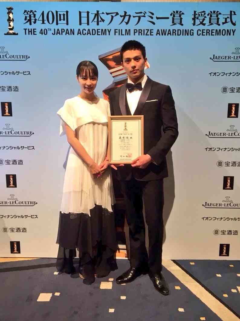真剣佑、黒髪ショートヘアに大反響!「かっこよすぎた」「男臭くなった」
