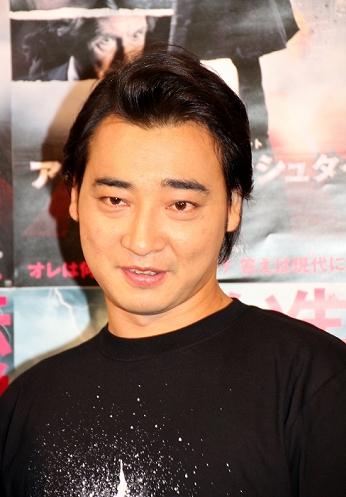真剣佑、黒髪ショートヘアに大反響!「かっこよすぎた」「男臭くなった」
