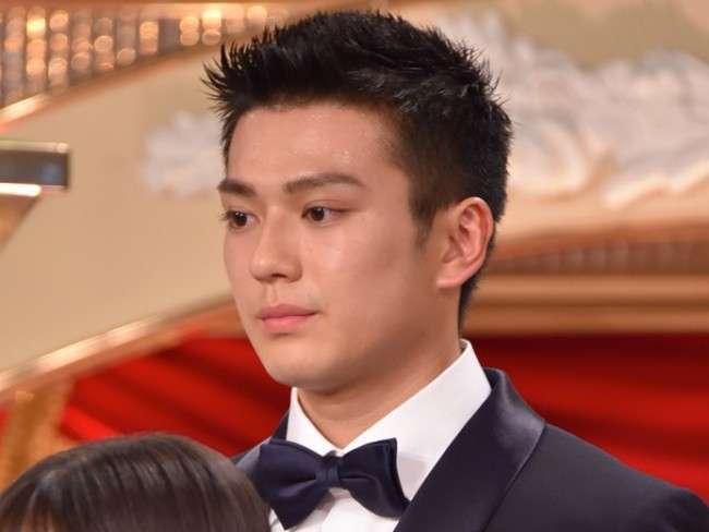 真剣佑、黒髪ショートヘアに大反響!「かっこよすぎた」「男臭くなった」