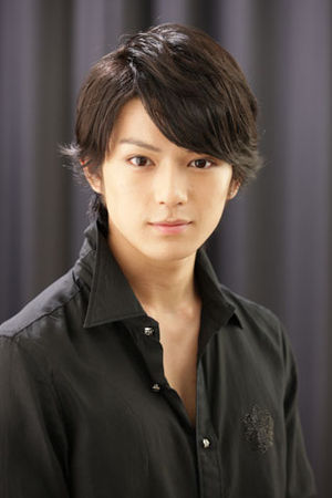 真剣佑、黒髪ショートヘアに大反響!「かっこよすぎた」「男臭くなった」