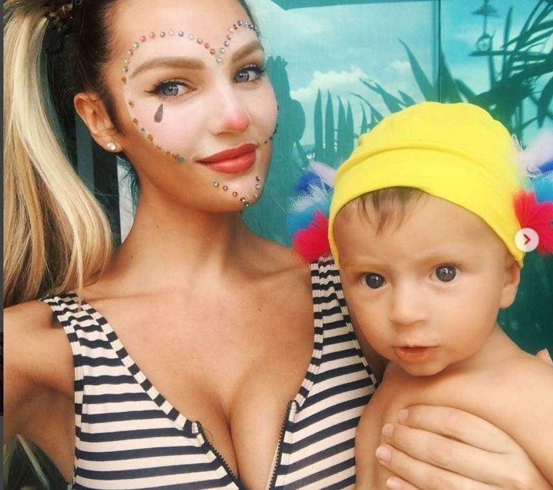 新米ママのヴィクシーモデル・キャンディス・スワネポール、息子とのプール遊びで産後美ボディを披露