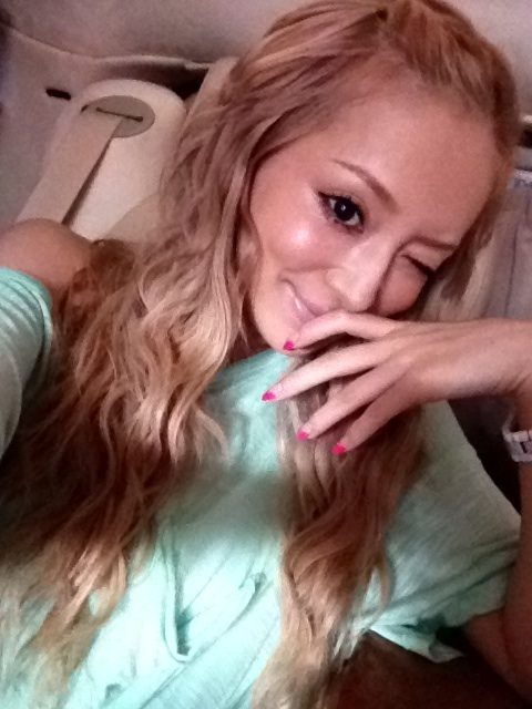 浜崎あゆみ、豊かな谷間強調の春色大人ドレス姿写真公開で「肌のぷるぷるなこと」「春の妖精かよっ」