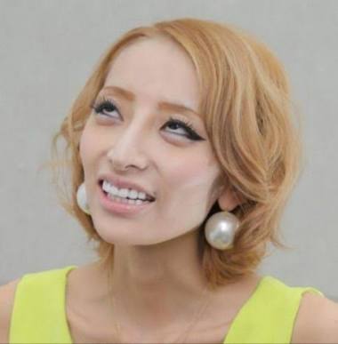 浜崎あゆみ、豊かな谷間強調の春色大人ドレス姿写真公開で「肌のぷるぷるなこと」「春の妖精かよっ」