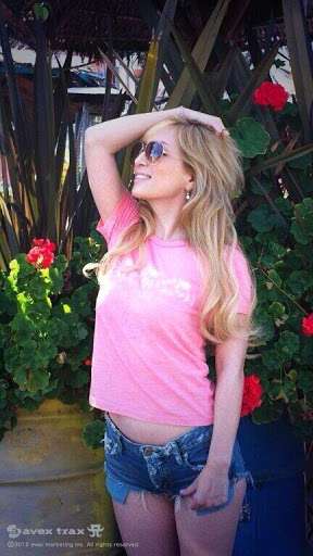 浜崎あゆみ、豊かな谷間強調の春色大人ドレス姿写真公開で「肌のぷるぷるなこと」「春の妖精かよっ」