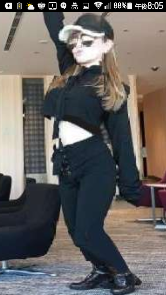 浜崎あゆみ、豊かな谷間強調の春色大人ドレス姿写真公開で「肌のぷるぷるなこと」「春の妖精かよっ」