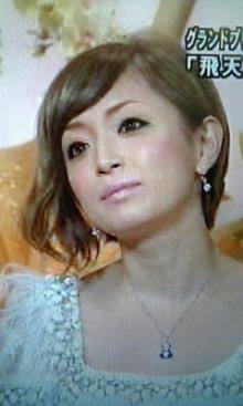 浜崎あゆみ、豊かな谷間強調の春色大人ドレス姿写真公開で「肌のぷるぷるなこと」「春の妖精かよっ」