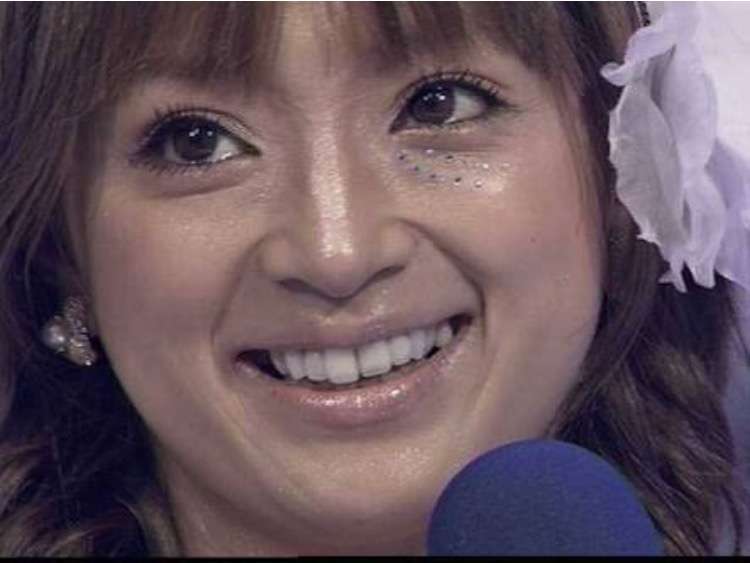 浜崎あゆみ、豊かな谷間強調の春色大人ドレス姿写真公開で「肌のぷるぷるなこと」「春の妖精かよっ」