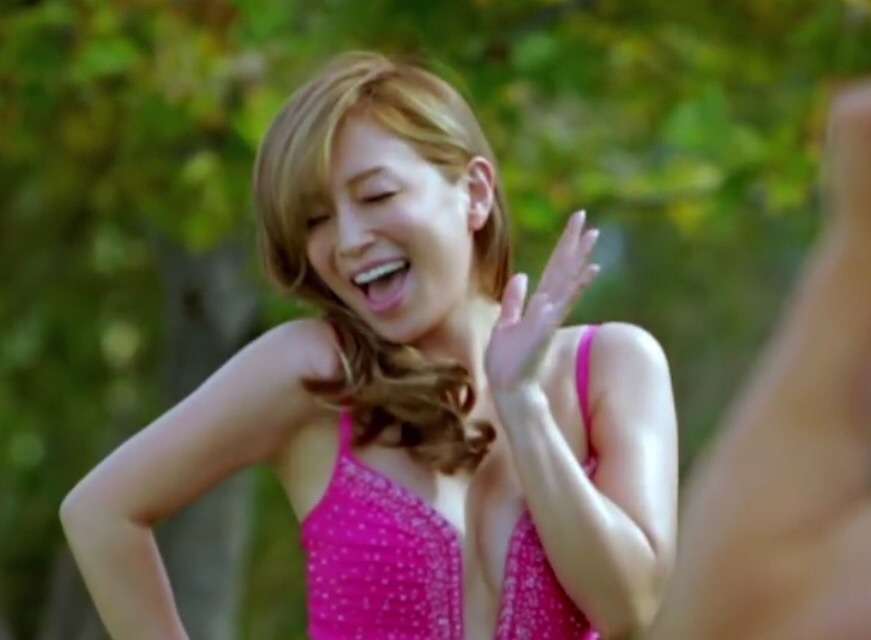 浜崎あゆみ、豊かな谷間強調の春色大人ドレス姿写真公開で「肌のぷるぷるなこと」「春の妖精かよっ」