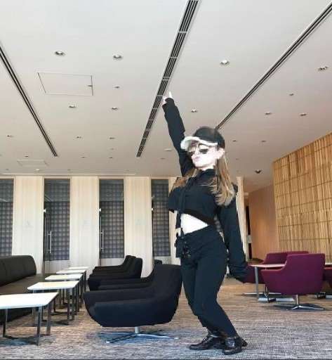 浜崎あゆみ、豊かな谷間強調の春色大人ドレス姿写真公開で「肌のぷるぷるなこと」「春の妖精かよっ」