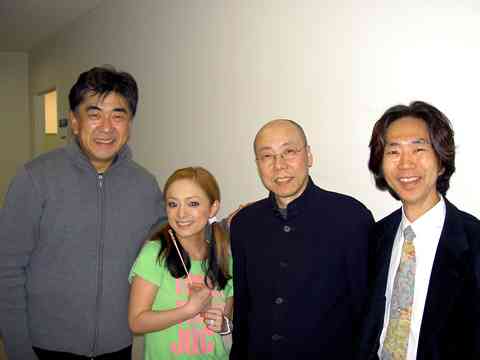 浜崎あゆみ、豊かな谷間強調の春色大人ドレス姿写真公開で「肌のぷるぷるなこと」「春の妖精かよっ」