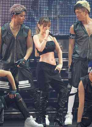 浜崎あゆみ、豊かな谷間強調の春色大人ドレス姿写真公開で「肌のぷるぷるなこと」「春の妖精かよっ」