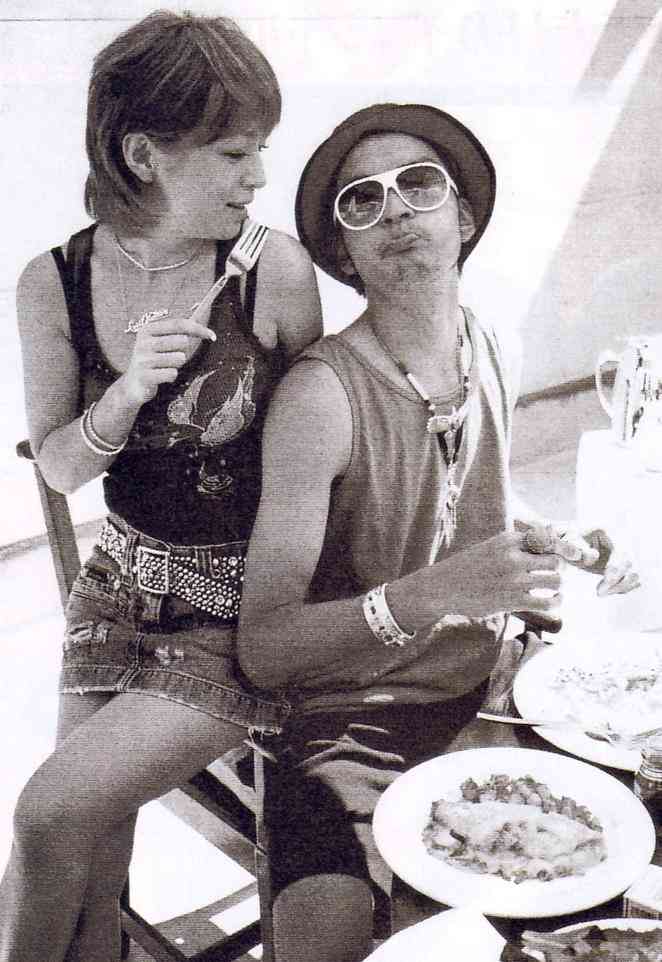 浜崎あゆみ、豊かな谷間強調の春色大人ドレス姿写真公開で「肌のぷるぷるなこと」「春の妖精かよっ」