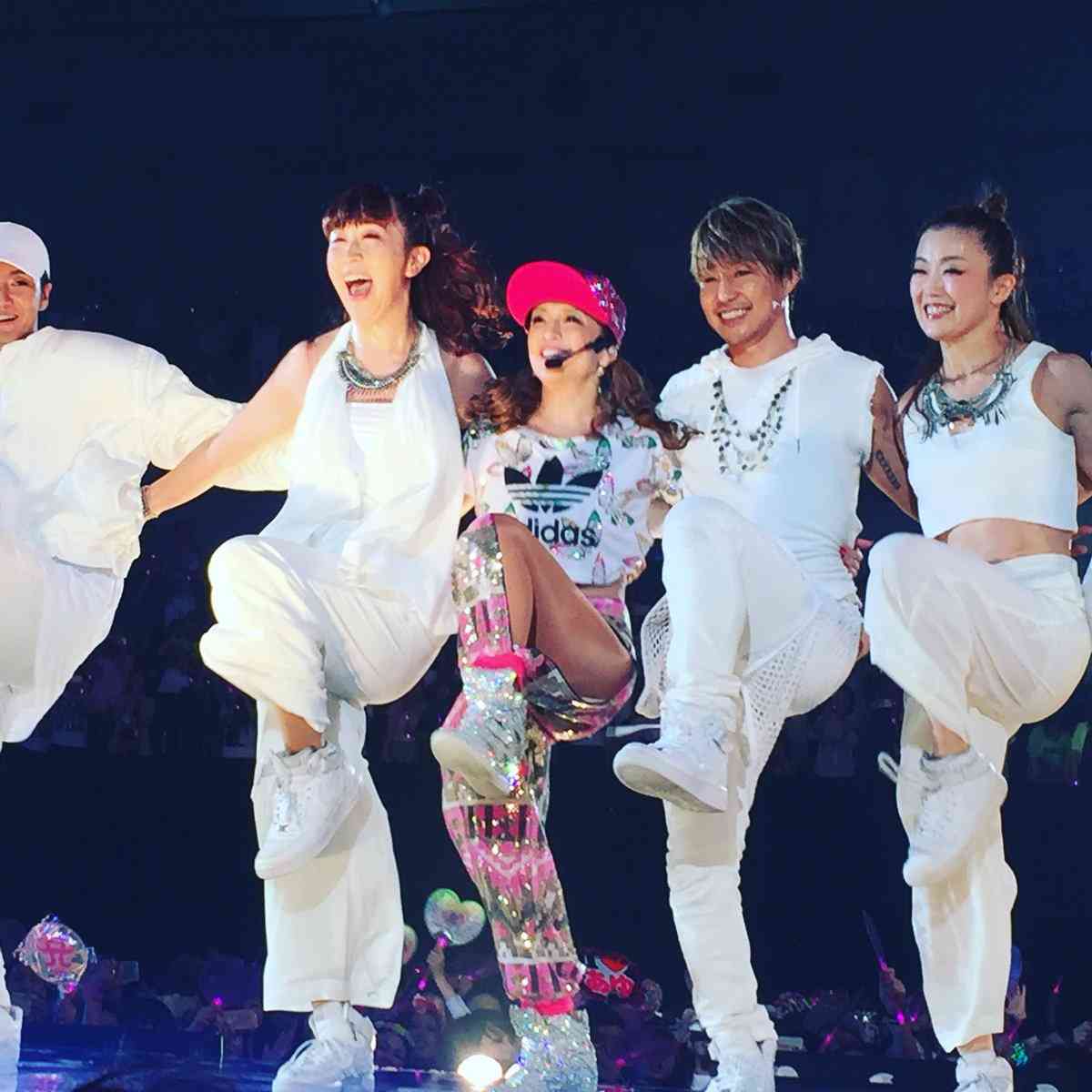 浜崎あゆみ、豊かな谷間強調の春色大人ドレス姿写真公開で「肌のぷるぷるなこと」「春の妖精かよっ」