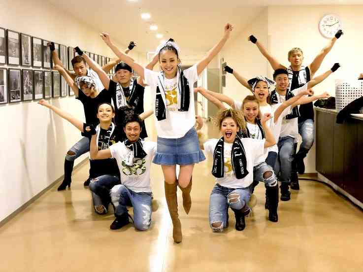 浜崎あゆみ、豊かな谷間強調の春色大人ドレス姿写真公開で「肌のぷるぷるなこと」「春の妖精かよっ」