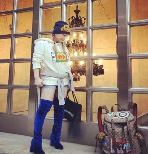 浜崎あゆみ、豊かな谷間強調の春色大人ドレス姿写真公開で「肌のぷるぷるなこと」「春の妖精かよっ」