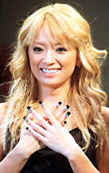 浜崎あゆみ、豊かな谷間強調の春色大人ドレス姿写真公開で「肌のぷるぷるなこと」「春の妖精かよっ」