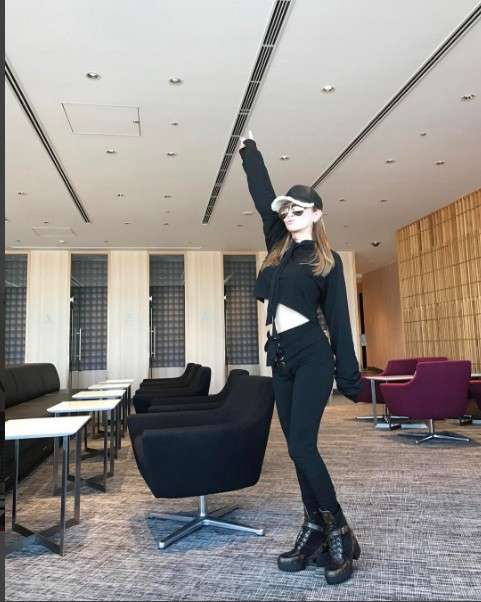 浜崎あゆみ、豊かな谷間強調の春色大人ドレス姿写真公開で「肌のぷるぷるなこと」「春の妖精かよっ」