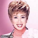 浜崎あゆみ、豊かな谷間強調の春色大人ドレス姿写真公開で「肌のぷるぷるなこと」「春の妖精かよっ」