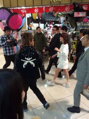 浜崎あゆみ、豊かな谷間強調の春色大人ドレス姿写真公開で「肌のぷるぷるなこと」「春の妖精かよっ」