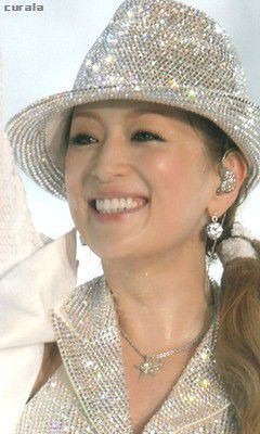 浜崎あゆみ、豊かな谷間強調の春色大人ドレス姿写真公開で「肌のぷるぷるなこと」「春の妖精かよっ」