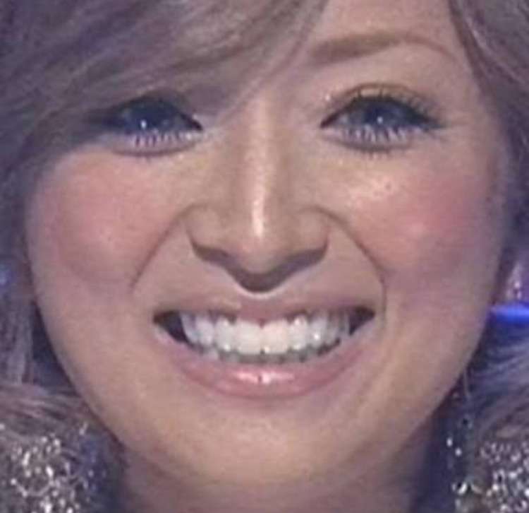 浜崎あゆみ、豊かな谷間強調の春色大人ドレス姿写真公開で「肌のぷるぷるなこと」「春の妖精かよっ」