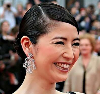 浜崎あゆみ、豊かな谷間強調の春色大人ドレス姿写真公開で「肌のぷるぷるなこと」「春の妖精かよっ」