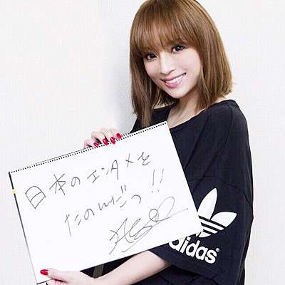 浜崎あゆみ、豊かな谷間強調の春色大人ドレス姿写真公開で「肌のぷるぷるなこと」「春の妖精かよっ」