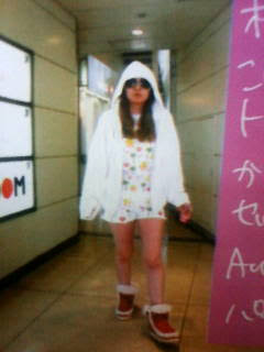 浜崎あゆみ、豊かな谷間強調の春色大人ドレス姿写真公開で「肌のぷるぷるなこと」「春の妖精かよっ」