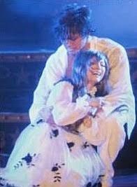 浜崎あゆみ、豊かな谷間強調の春色大人ドレス姿写真公開で「肌のぷるぷるなこと」「春の妖精かよっ」