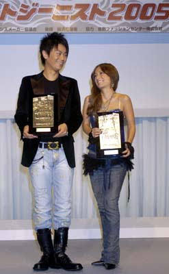 浜崎あゆみ、豊かな谷間強調の春色大人ドレス姿写真公開で「肌のぷるぷるなこと」「春の妖精かよっ」