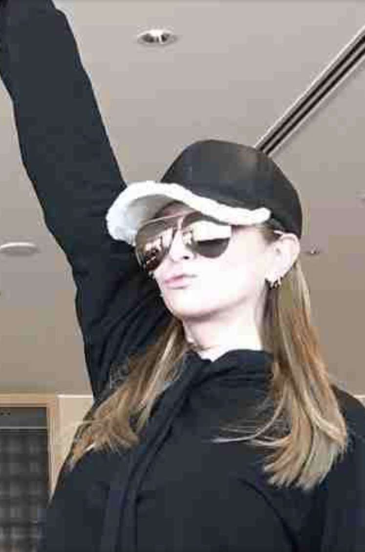 浜崎あゆみ、豊かな谷間強調の春色大人ドレス姿写真公開で「肌のぷるぷるなこと」「春の妖精かよっ」