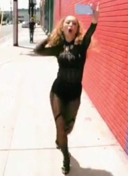 浜崎あゆみ、豊かな谷間強調の春色大人ドレス姿写真公開で「肌のぷるぷるなこと」「春の妖精かよっ」