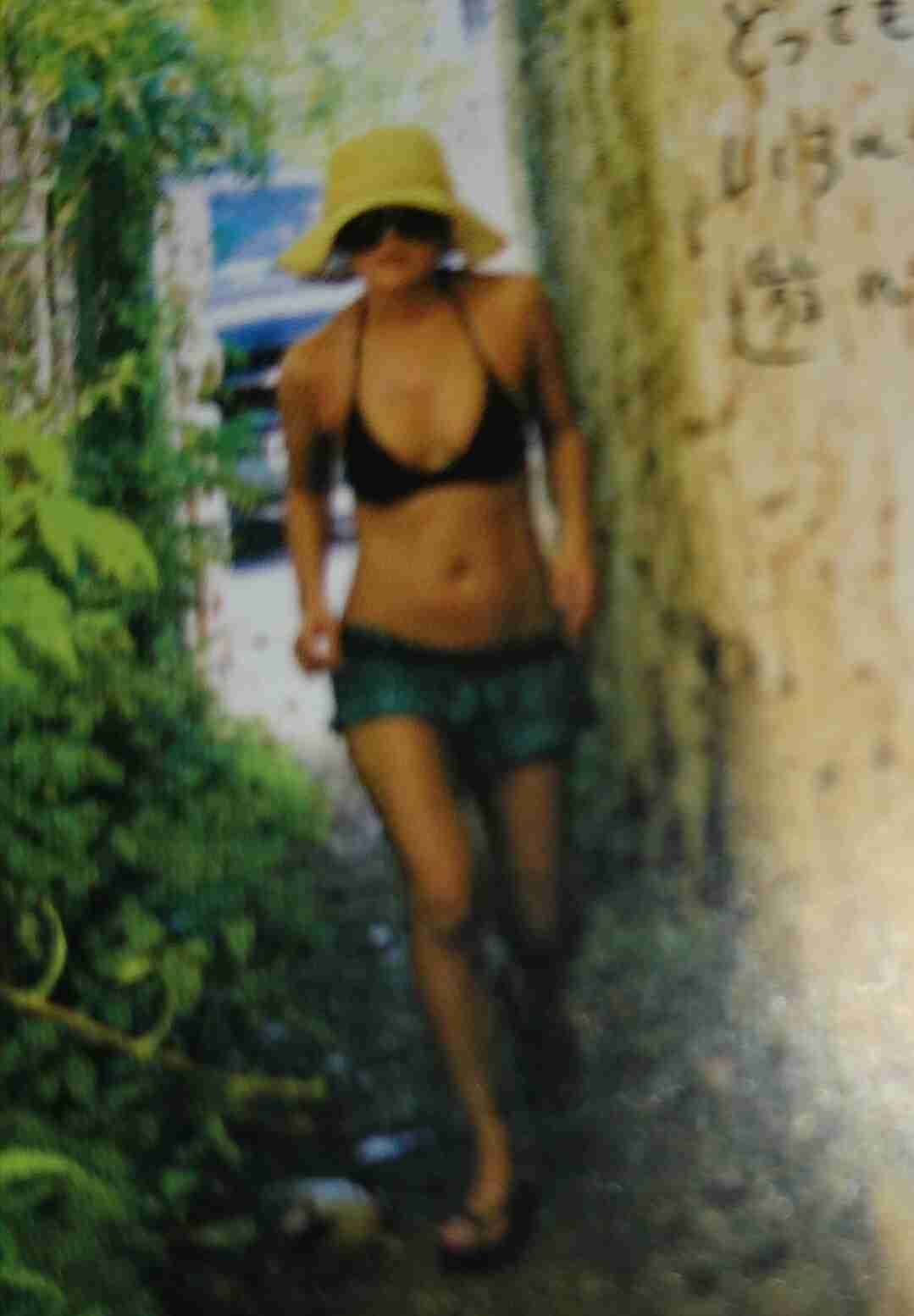 浜崎あゆみ、豊かな谷間強調の春色大人ドレス姿写真公開で「肌のぷるぷるなこと」「春の妖精かよっ」