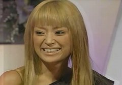 浜崎あゆみ、豊かな谷間強調の春色大人ドレス姿写真公開で「肌のぷるぷるなこと」「春の妖精かよっ」