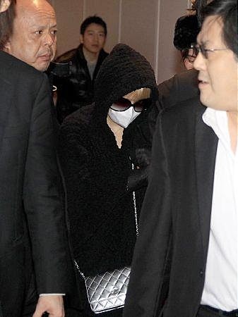 浜崎あゆみ、豊かな谷間強調の春色大人ドレス姿写真公開で「肌のぷるぷるなこと」「春の妖精かよっ」