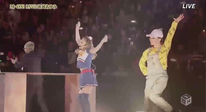 浜崎あゆみ、豊かな谷間強調の春色大人ドレス姿写真公開で「肌のぷるぷるなこと」「春の妖精かよっ」